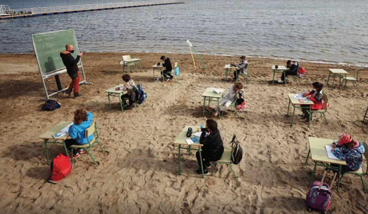 contioutra.com - &ldquo;Ar Limpo&rdquo;: Escola na Espanha d&aacute; aulas presenciais na praia.