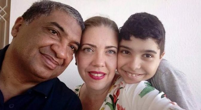 contioutra.com - Garoto se despede de mãe vítima da Covid-19 por carta: "Você era a flor mais linda do meu jardim"