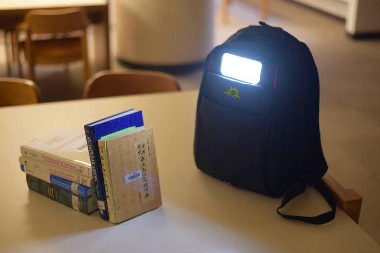 contioutra.com - Jovem inventa mochila solar para ajudar crianças que não têm eletricidade em casa