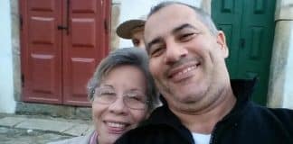 Marca volta a fabricar perfume antigo para mãe sentir de novo o cheiro do filho falecido