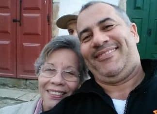 Marca volta a fabricar perfume antigo para mãe sentir de novo o cheiro do filho falecido