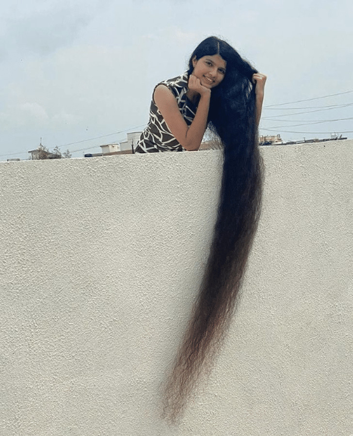 contioutra.com - Jovem conhecida como "Rapunzel" da &Iacute;ndia corta o cabelo ap&oacute;s 12 anos; assista