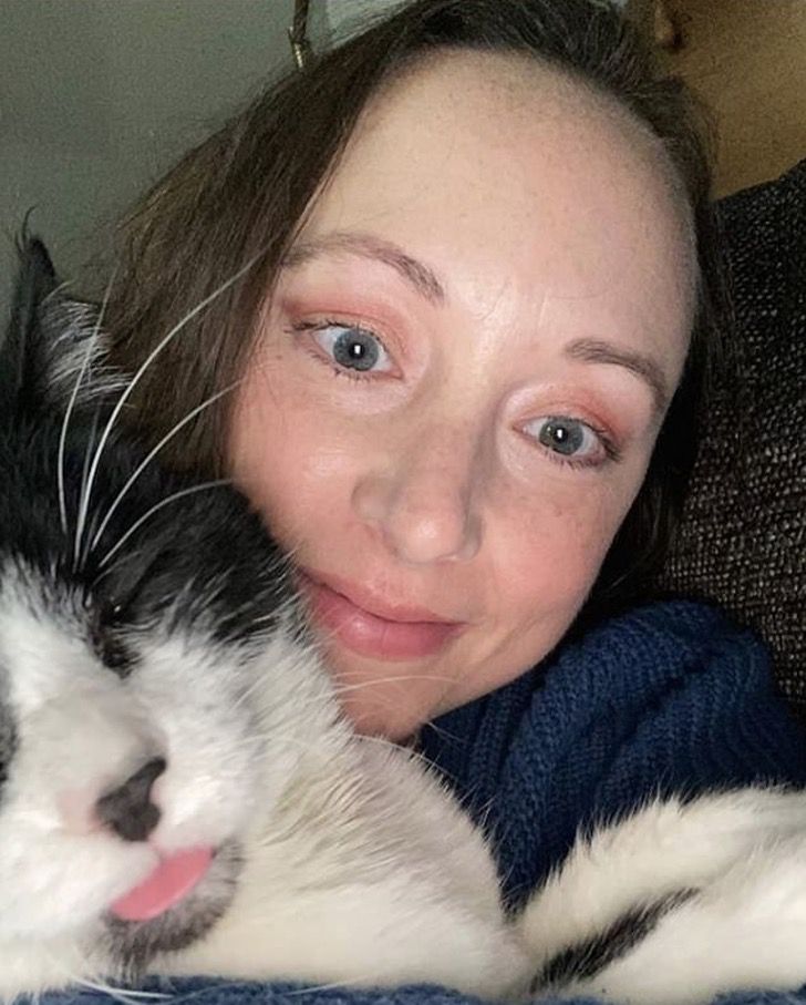 contioutra.com - Mulher diz que sobreviveu ao câncer de mama graças ao seu gato.