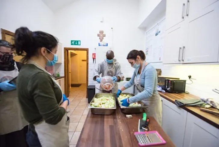 contioutra.com - Padres Franciscanos abrem as portas das Igrejas para os necessitados durante a pandemia