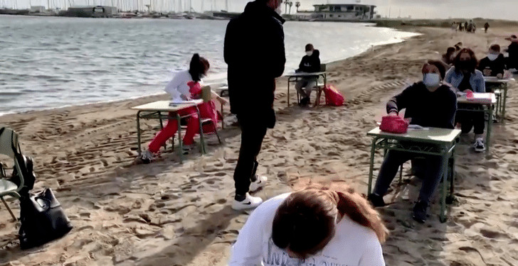 contioutra.com - &ldquo;Ar Limpo&rdquo;: Escola na Espanha d&aacute; aulas presenciais na praia.