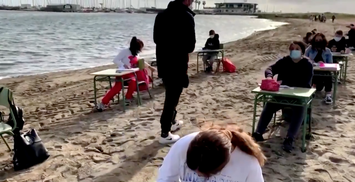 contioutra.com - “Ar Limpo”: Escola na Espanha dá aulas presenciais na praia.