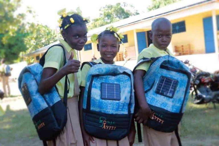 contioutra.com - Jovem inventa mochila solar para ajudar crianças que não têm eletricidade em casa