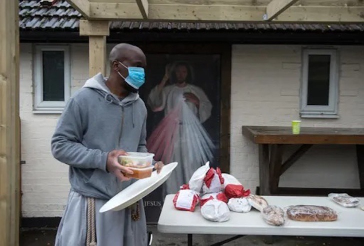 contioutra.com - Padres Franciscanos abrem as portas das Igrejas para os necessitados durante a pandemia