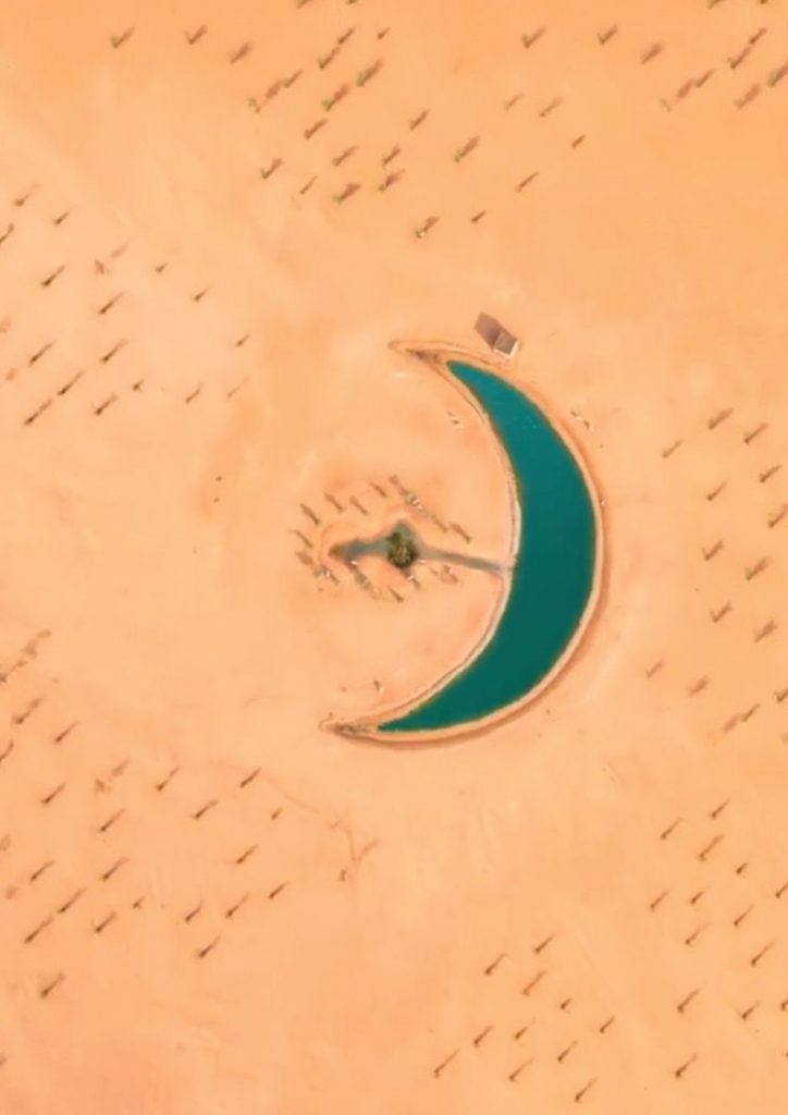 contioutra.com - Deserto em Dubai esconde paraíso com lago em forma de lua. Seria uma miragem?