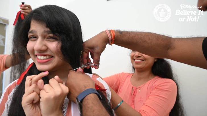 contioutra.com - Jovem conhecida como "Rapunzel" da Índia corta o cabelo após 12 anos; assista