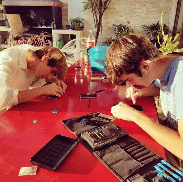 contioutra.com - Jovem de 17 anos conserta telefones celulares em m&aacute;s condi&ccedil;&otilde;es para doar a estudantes vulner&aacute;veis