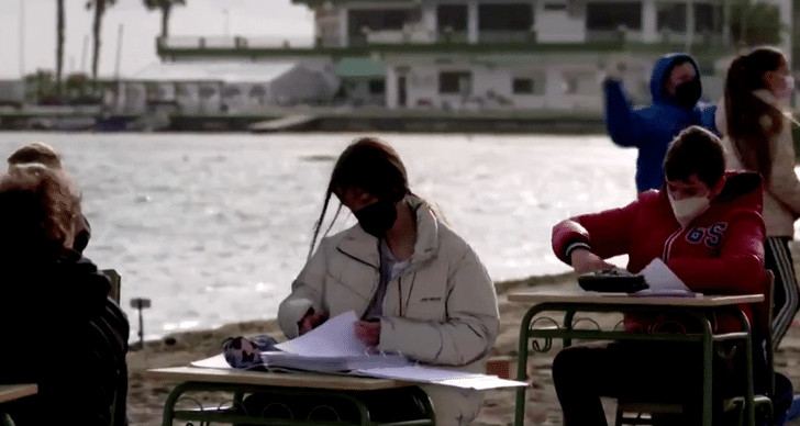 contioutra.com - &ldquo;Ar Limpo&rdquo;: Escola na Espanha d&aacute; aulas presenciais na praia.