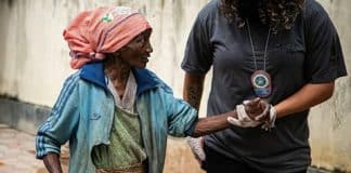 Idosa que vivia em cárcere privado e sofria maus-tratos é resgatada em Guaratiba, no Rio