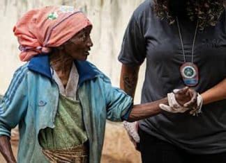 Idosa que vivia em cárcere privado e sofria maus-tratos é resgatada em Guaratiba, no Rio