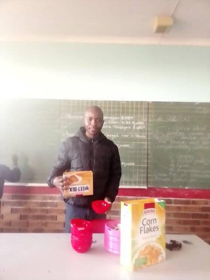 contioutra.com - “Não posso ensinar crianças com fome”: professor sul-africano alimenta seus alunos com seu salário