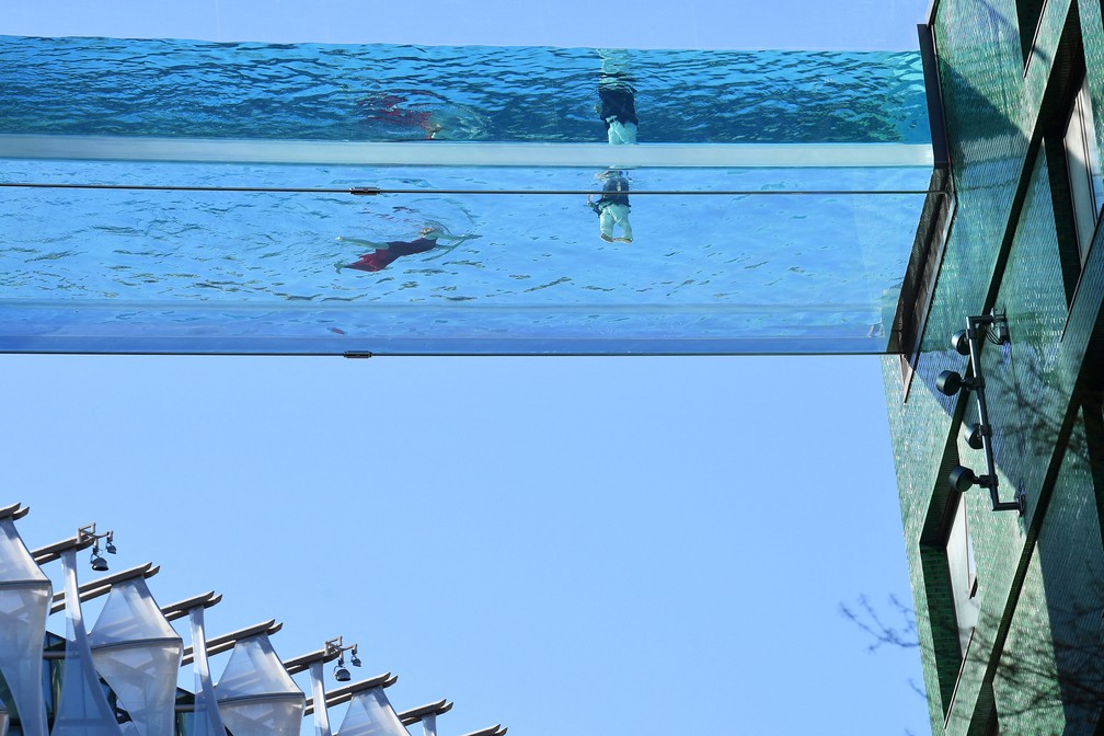contioutra.com - Piscina suspensa de 25 metros permite que banhistas nadem entre um prédio e outro
