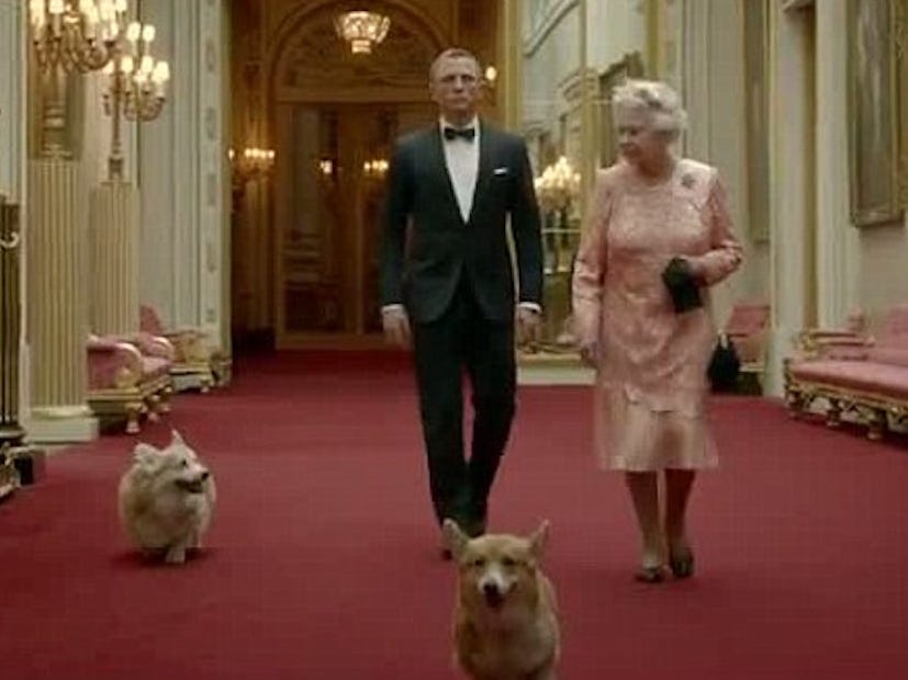 contioutra.com - Rainha Elizabeth encontra apoio em seus cães para lidar com a perda de Philip