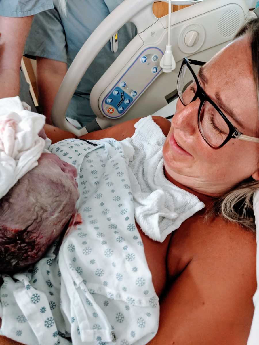 contioutra.com - Mãe celebra as diferenças em seu bebê recém-nascido que o fazem único e especial