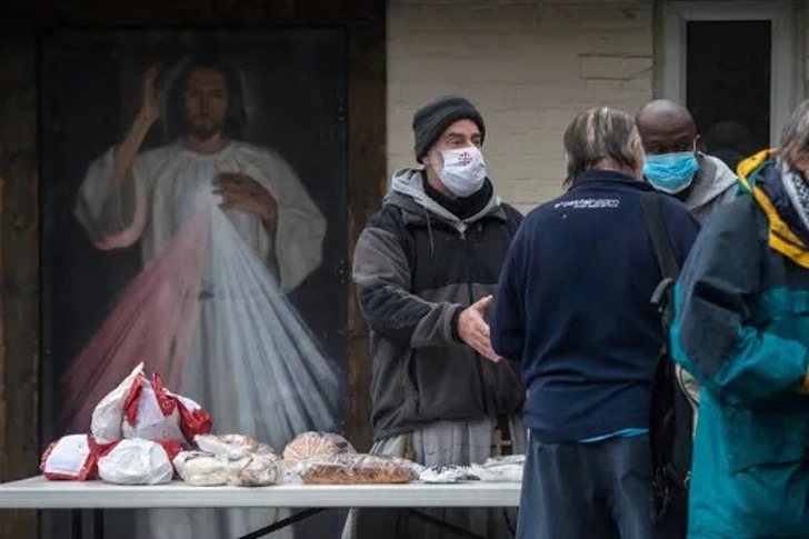 contioutra.com - Padres Franciscanos abrem as portas das Igrejas para os necessitados durante a pandemia