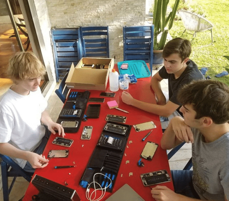 contioutra.com - Jovem de 17 anos conserta telefones celulares em m&aacute;s condi&ccedil;&otilde;es para doar a estudantes vulner&aacute;veis