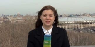 Cachorro brincalhão rouba microfone de repórter durante transmissão ao vivo