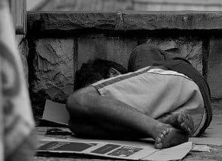 Prefeito de Curitiba quer multar quem doar alimentos à população de rua sem autorização