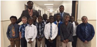 Professor cria um ‘clube de cavalheiros’ para ajudar os alunos que não tem pai