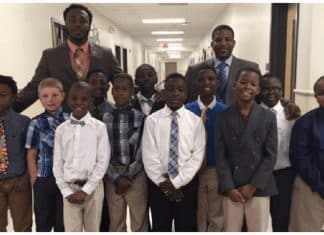 Professor cria um ‘clube de cavalheiros’ para ajudar os alunos que não tem pai