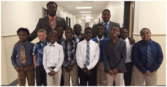 Professor cria um ‘clube de cavalheiros’ para ajudar os alunos que não tem pai