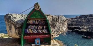 Na Itália, um velho barco virou livraria à beira-mar: “Leia, respire, ame”