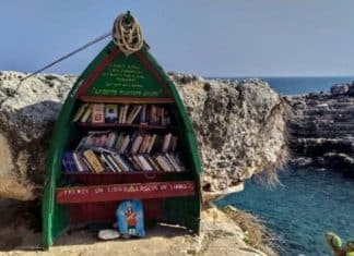 Na Itália, um velho barco virou livraria à beira-mar: “Leia, respire, ame”