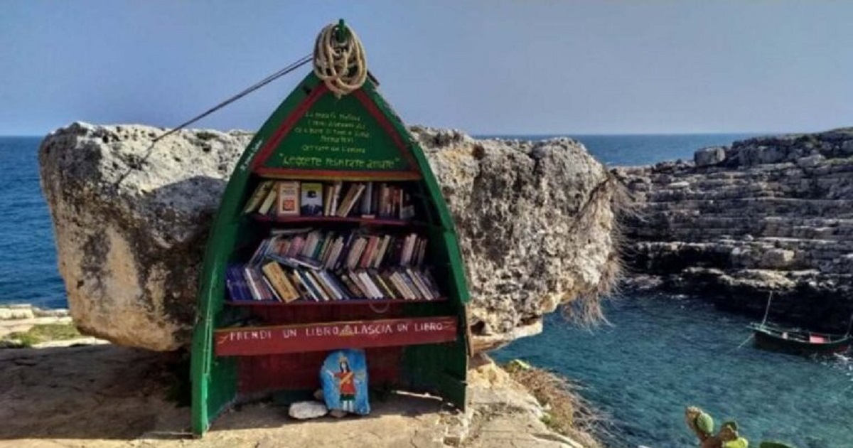 contioutra.com - Na Itália, um velho barco virou livraria à beira-mar: "Leia, respire, ame"