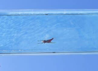 Piscina suspensa de 25 metros permite que banhistas nadem entre um prédio e outro