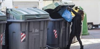 Mãe joga brinquedos do filho no lixo porque o menino se recusou a recolhê-los depois de brincar