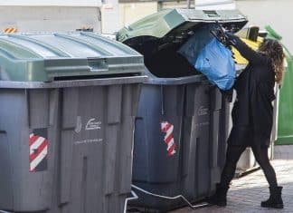 Mãe joga brinquedos do filho no lixo porque o menino se recusou a recolhê-los depois de brincar