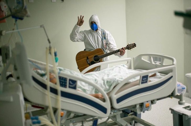 contioutra.com - Médico canta e ora por um paciente com coronavírus em hospital de Belém