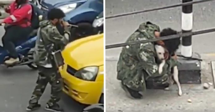 Vídeo comovente mostra artista de rua se consolando com vira-lata após ser ignorado no semáforo