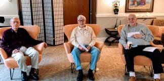 Vovôs planejam viagem juntos após perderem suas esposas. Agora eles são parceiros!