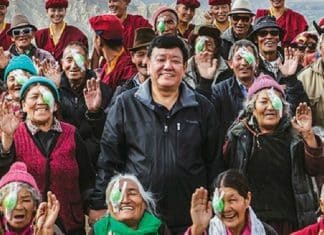 Médico devolve a visão a mais de 130.000 pessoas necessitadas gratuitamente