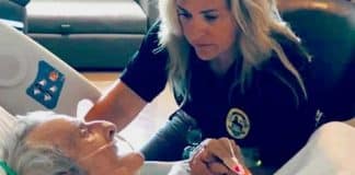 Idoso é confortado por policial em seus últimos dias após uma vida de ‘pobreza e solidão’