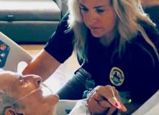 Idoso é confortado por policial em seus últimos dias após uma vida de ‘pobreza e solidão’