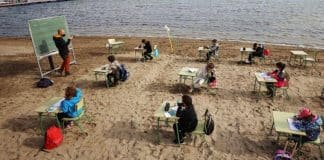 “Ar Limpo”: Escola na Espanha dá aulas presenciais na praia.