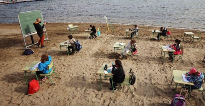 “Ar Limpo”: Escola na Espanha dá aulas presenciais na praia.