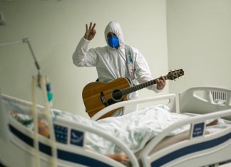 Médico canta e ora por um paciente com coronavírus em hospital de Belém