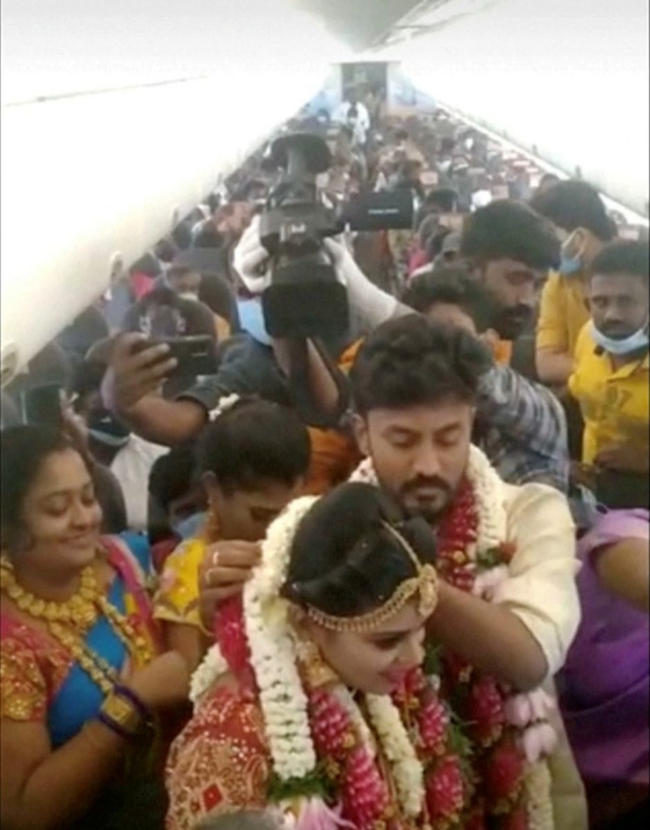 contioutra.com - Casal de indianos faz casamento em avião para driblar restrições contra Covid
