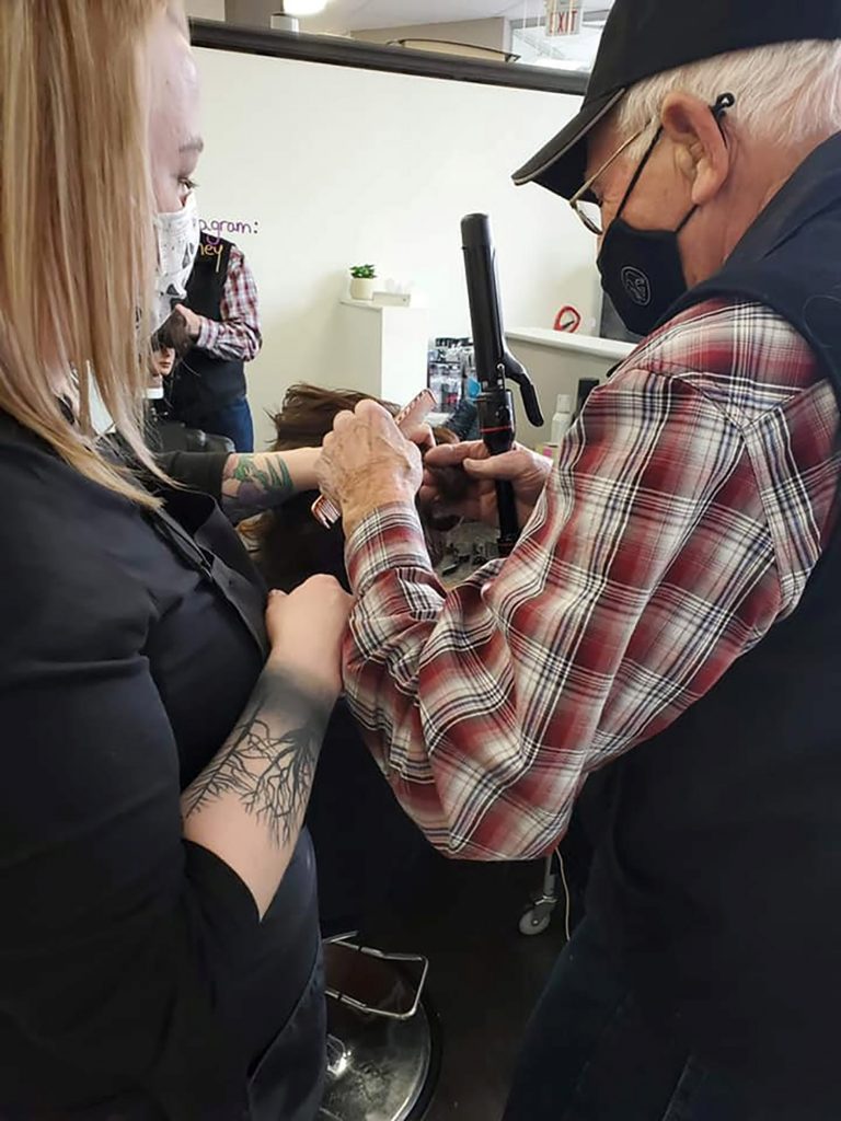 contioutra.com - Homem de 79 anos faz curso para aprender a pentear e maquiar a esposa que perdeu a visão