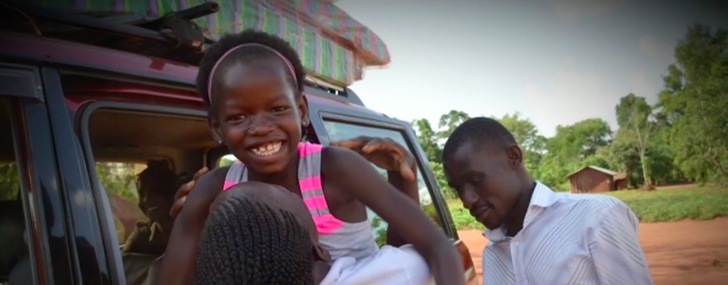 contioutra.com - Casal que tinha adotado menina de Uganda a envia de volta depois de conhecer sua história