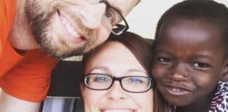 Casal que tinha adotado menina de Uganda a envia de volta depois de conhecer sua história Casal que tinha adotado menina de Uganda a envia de volta depois de conhecer sua história