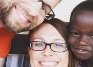 Casal que tinha adotado menina de Uganda a envia de volta depois de conhecer sua história