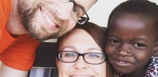 Casal que tinha adotado menina de Uganda a envia de volta depois de conhecer sua história